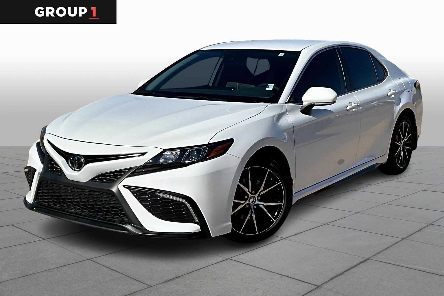 2022 Toyota Camry SE's photo