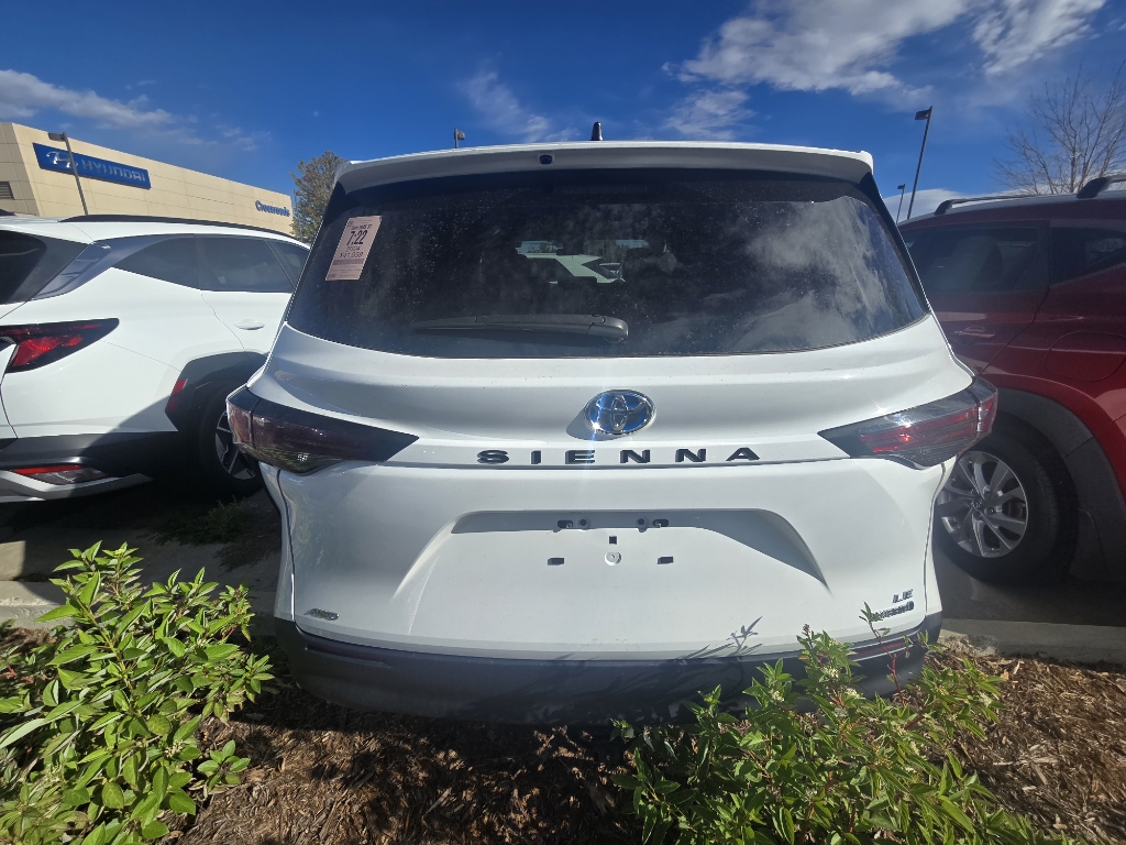2024 Toyota Sienna LE photo 3