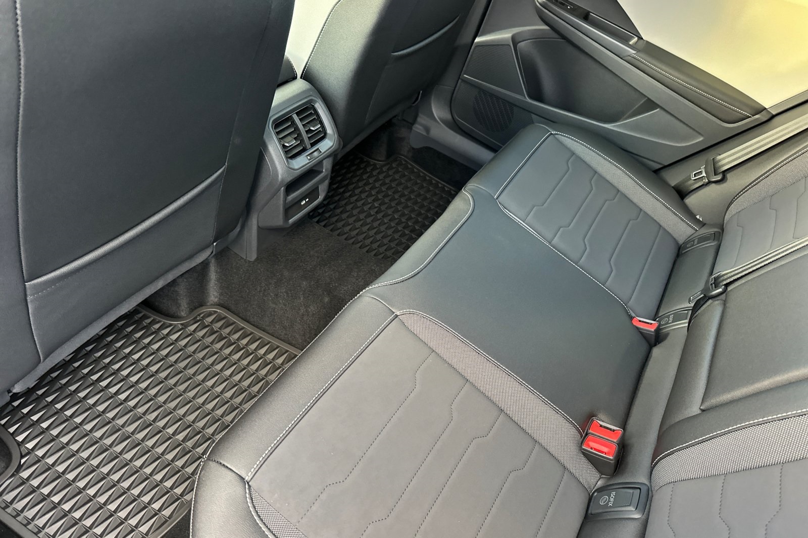 2025 Volkswagen Taos SE photo 11