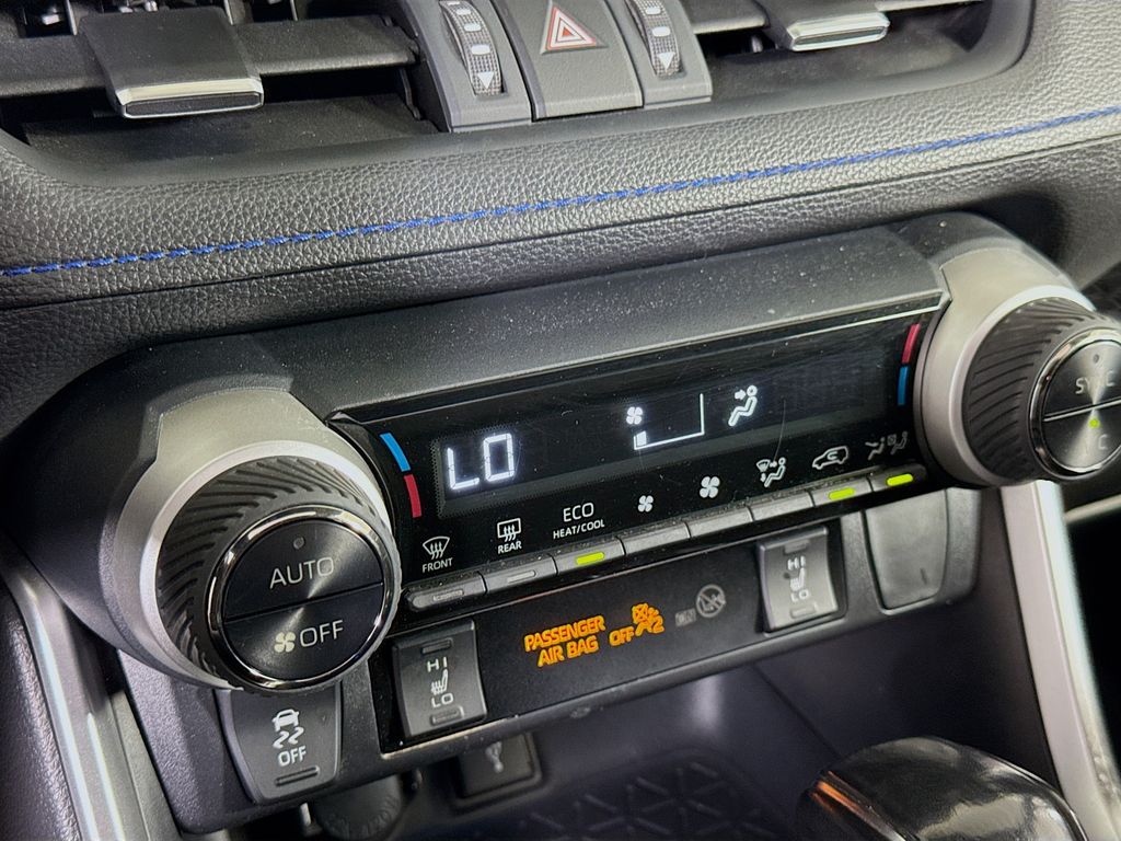 2020 Toyota RAV4 Hybrid XSE photo 14