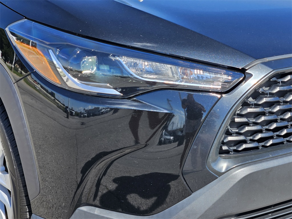 2022 Toyota Corolla Cross LE photo 6