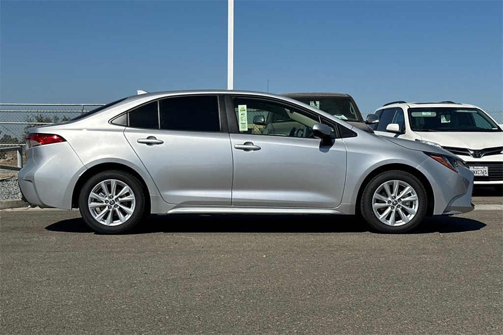 2025 Toyota Corolla LE photo 3