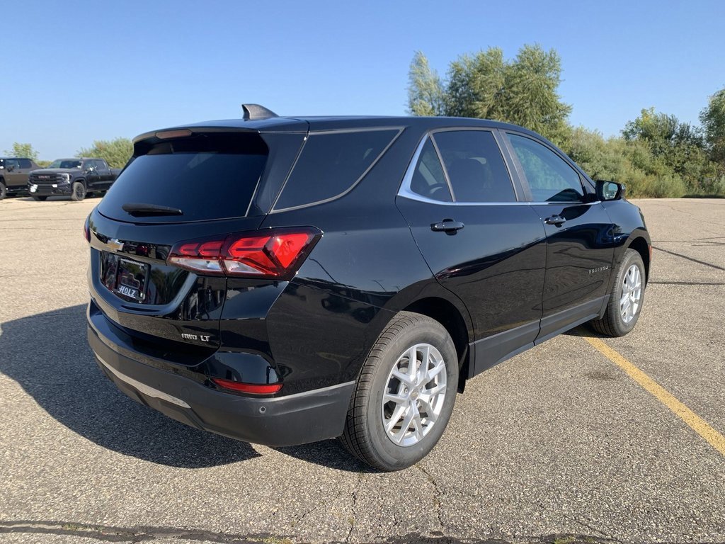2022 Chevrolet Equinox LT photo 2