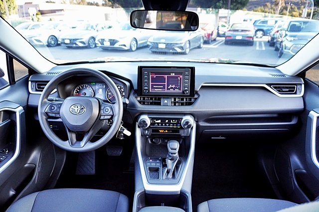 2022 Toyota RAV4 LE photo 18