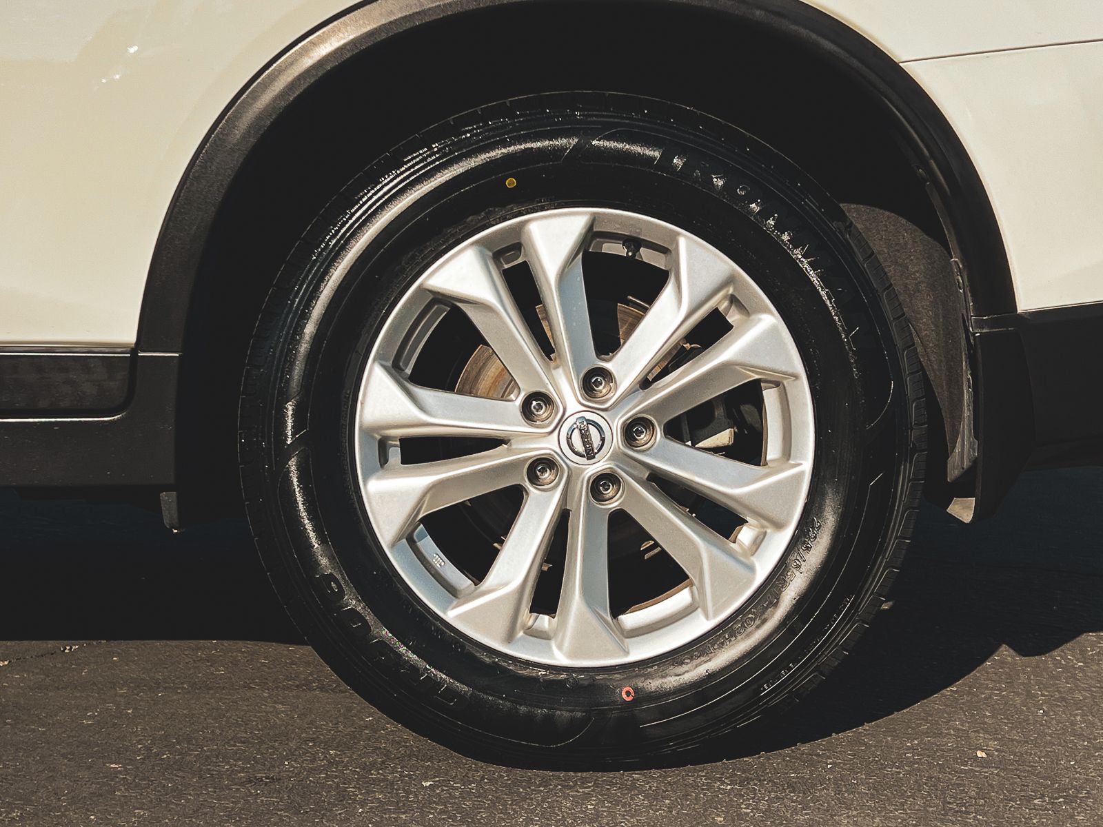 2016 Nissan Rogue SV photo 3