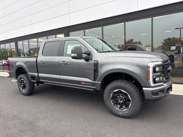 2025 Ford F-350 Super Duty Lariat's photo