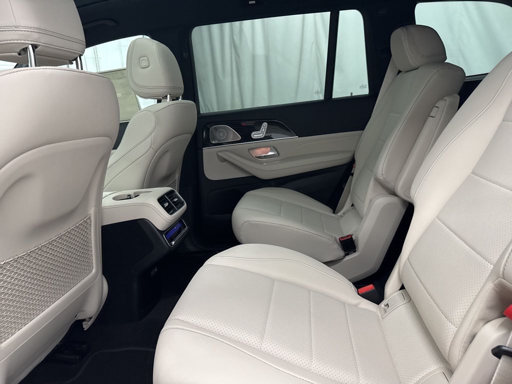 2026 Mercedes Benz GLS 450 4MATIC photo 17