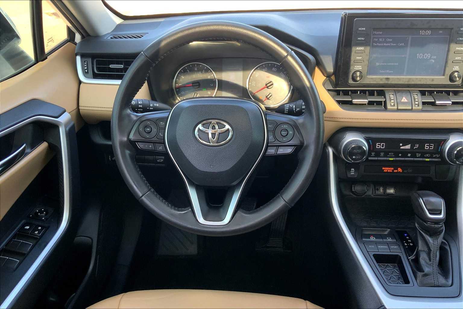 2019 Toyota RAV4 XLE Premium photo 4