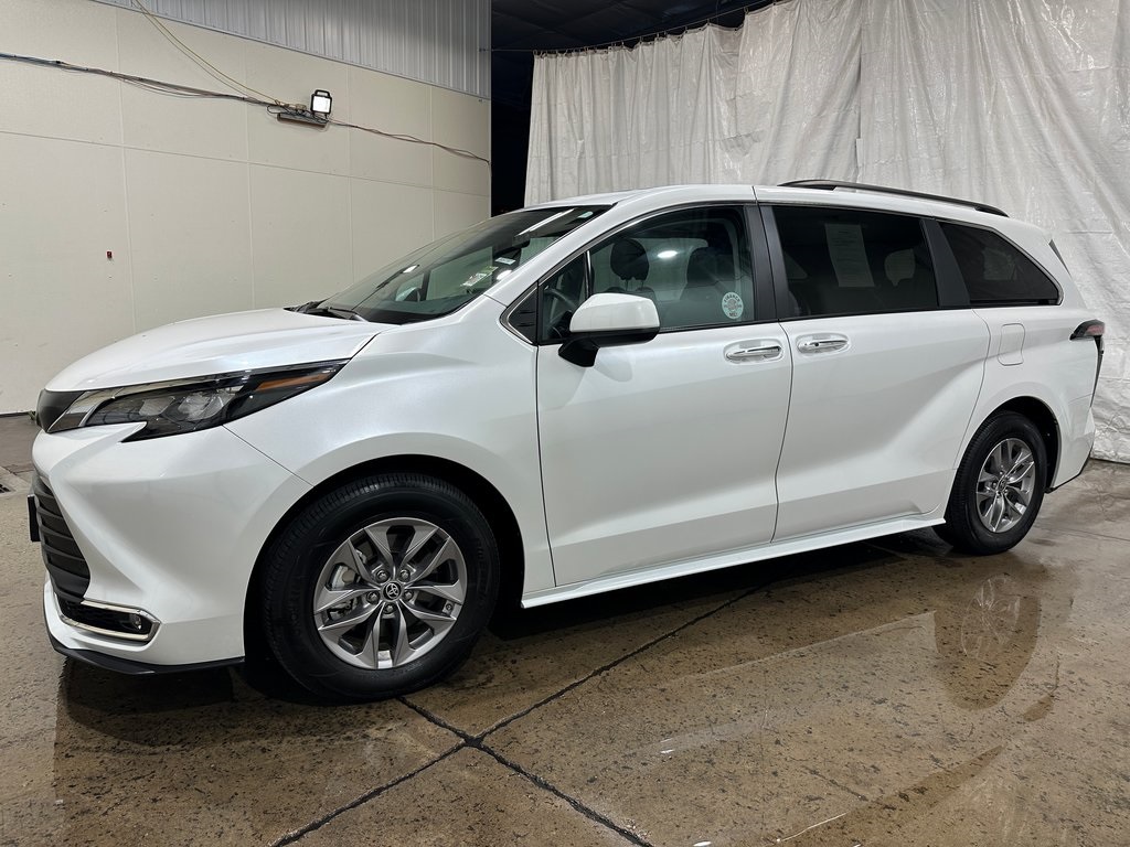 2024 Toyota Sienna XLE photo 9