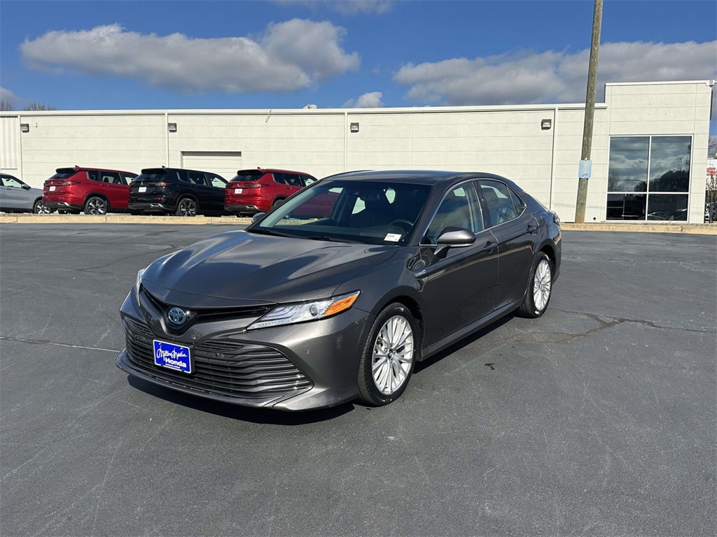 2018 Toyota Camry SE XLE Hybrid photo 2
