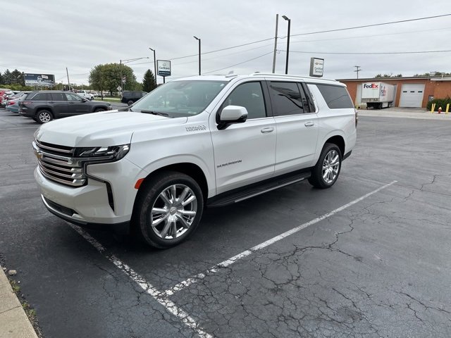 2023 Chevrolet Suburban High Country photo 3