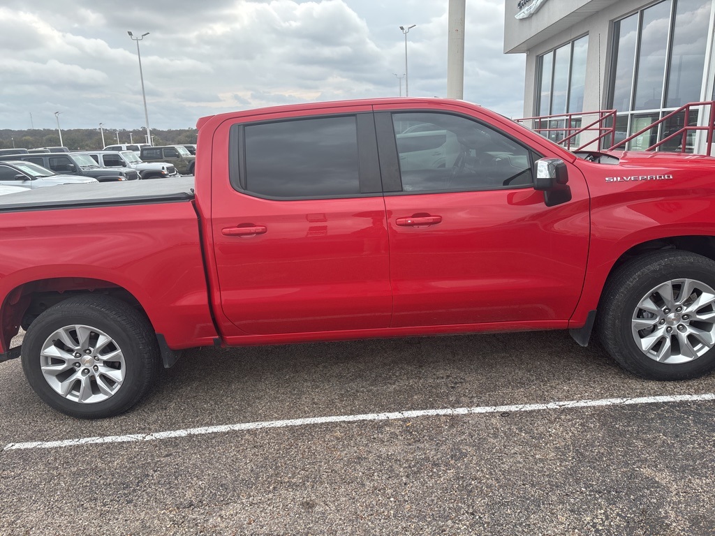 2021 Chevrolet Silverado 1500 LT photo 3