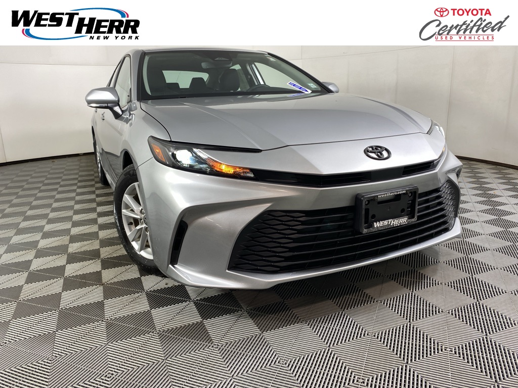 2025 Toyota Camry LE's photo