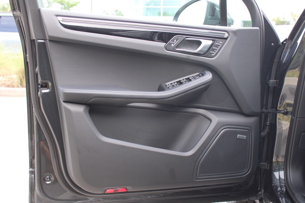 2025 Porsche Macan Base photo 17
