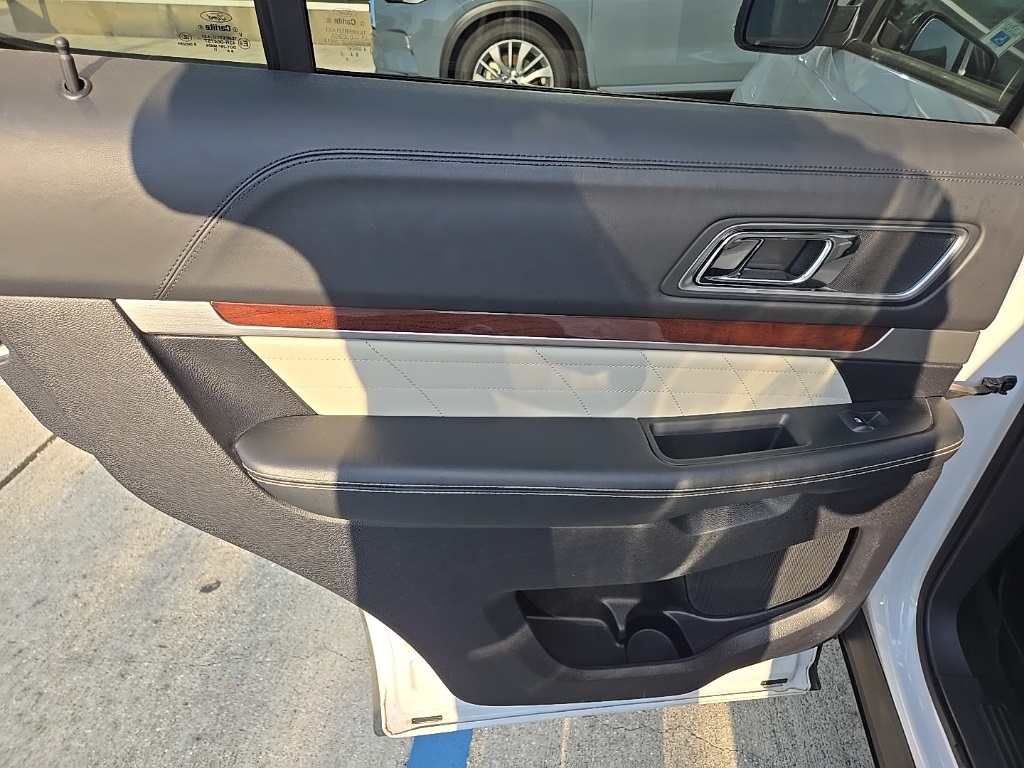 2019 Ford Explorer Platinum photo 9
