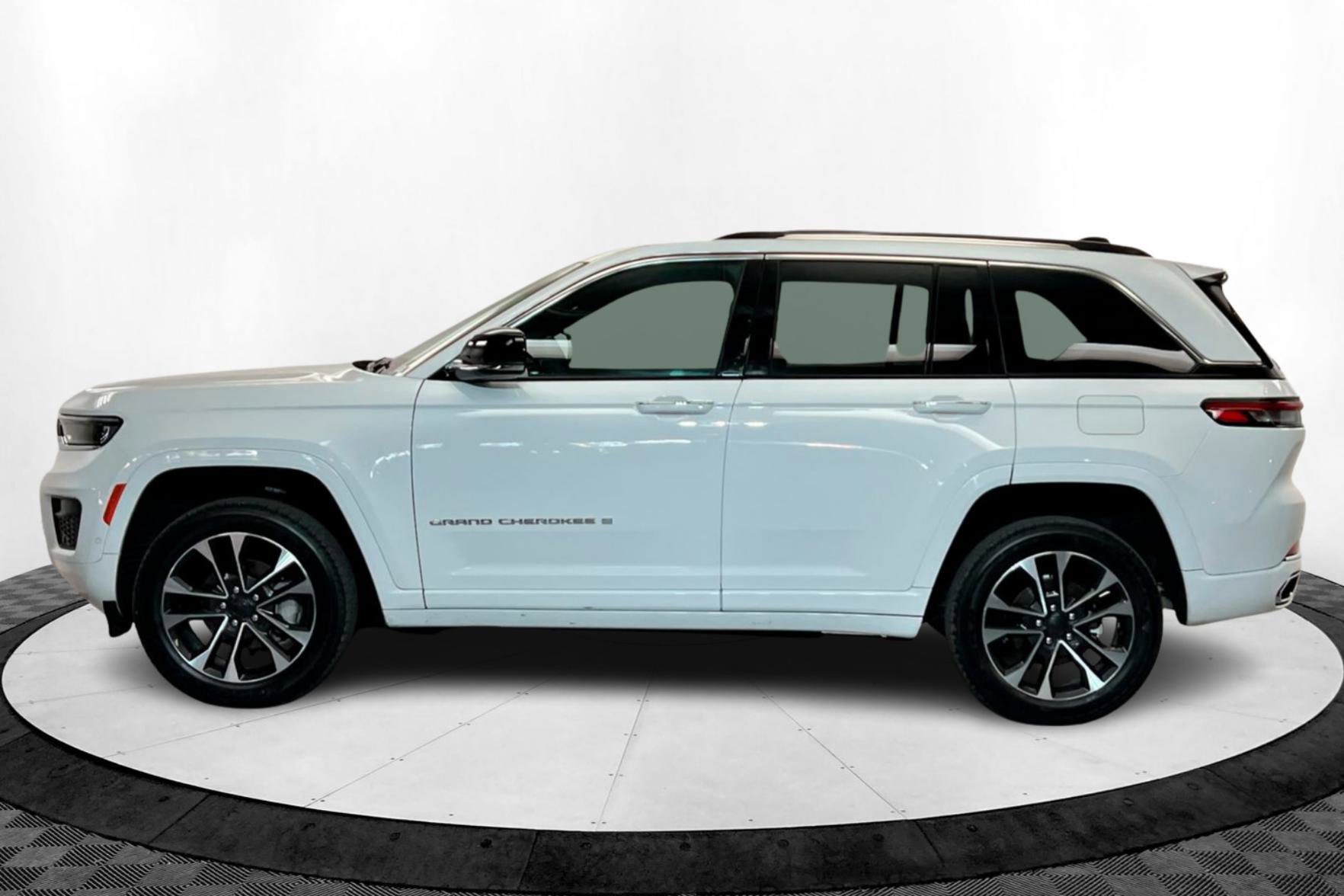 2023 Jeep Grand Cherokee Overland photo 2