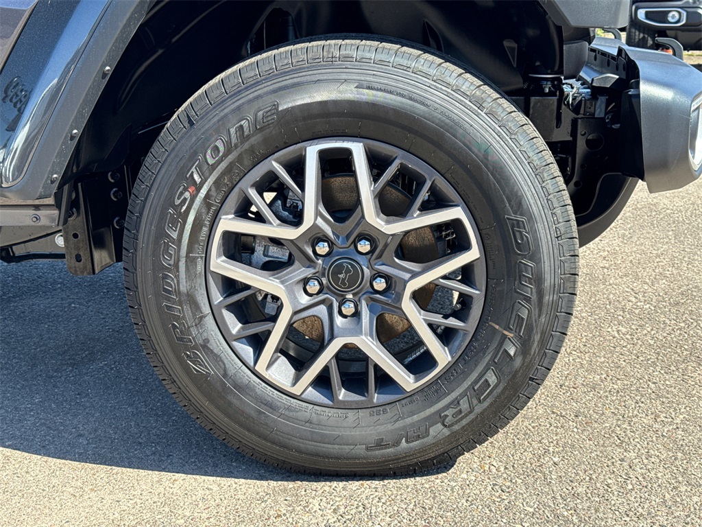 2025 Jeep Wrangler Sahara photo 5