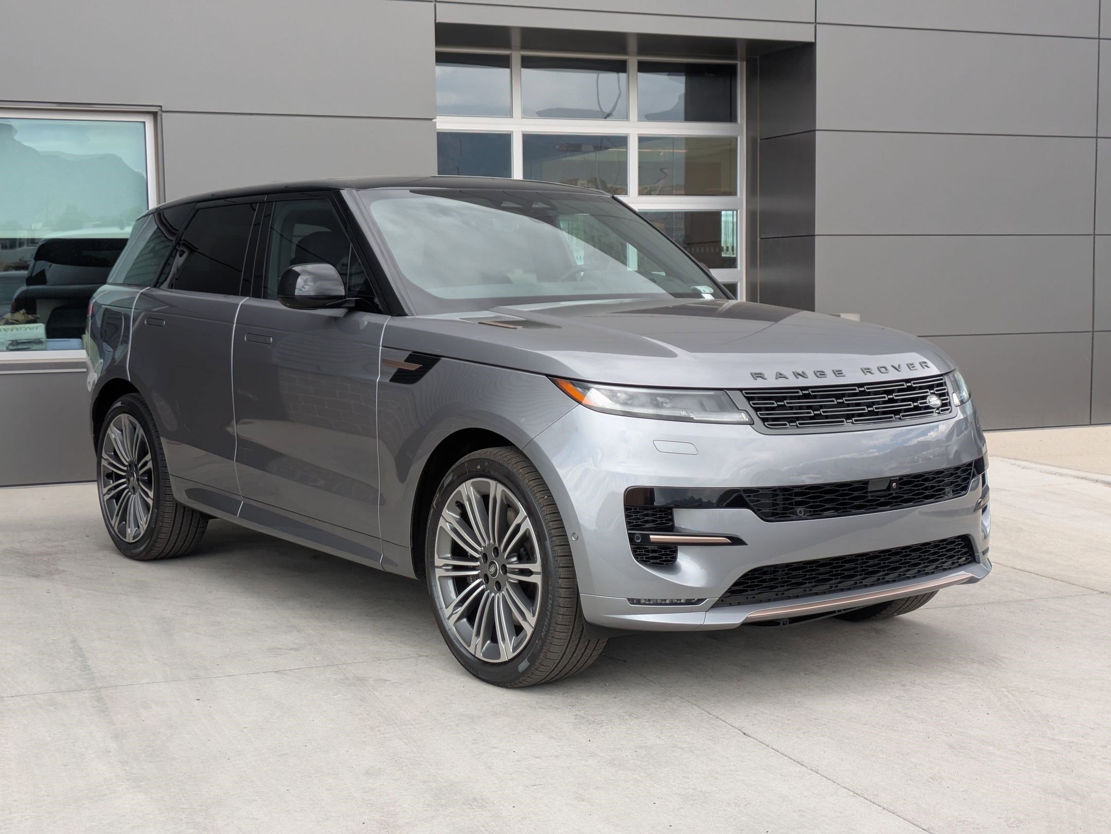 2025 Land Rover Range Rover Sport SE photo 3