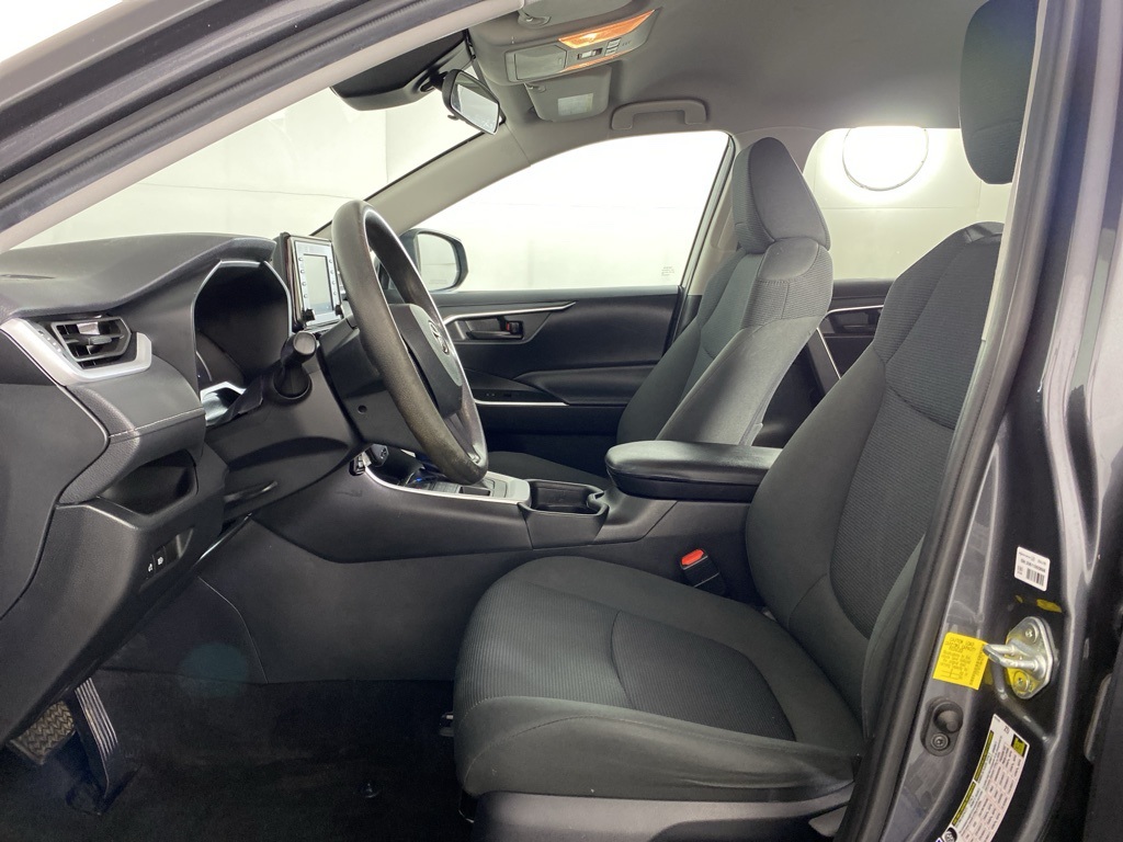 2021 Toyota RAV4 LE photo 9