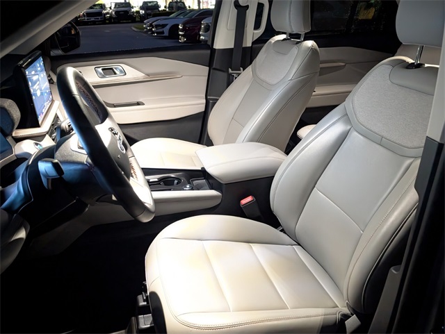 2025 Ford Explorer photo 5