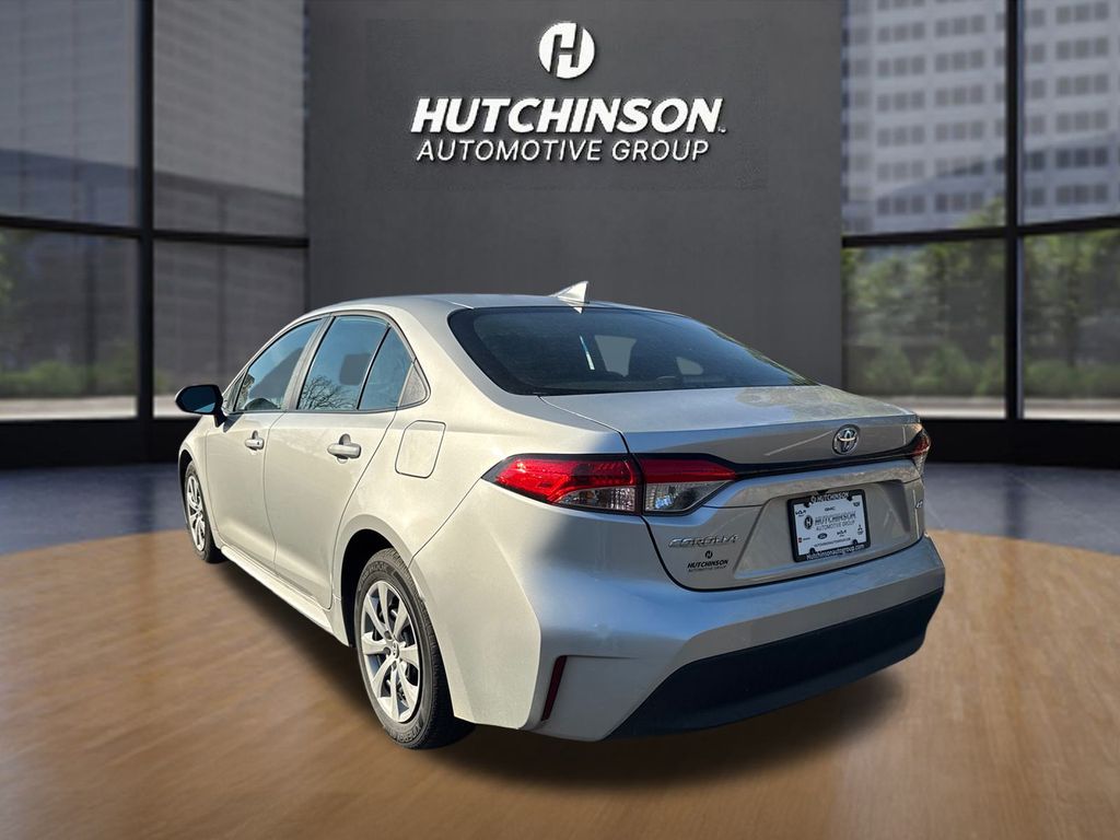 2025 Toyota Corolla LE photo 4