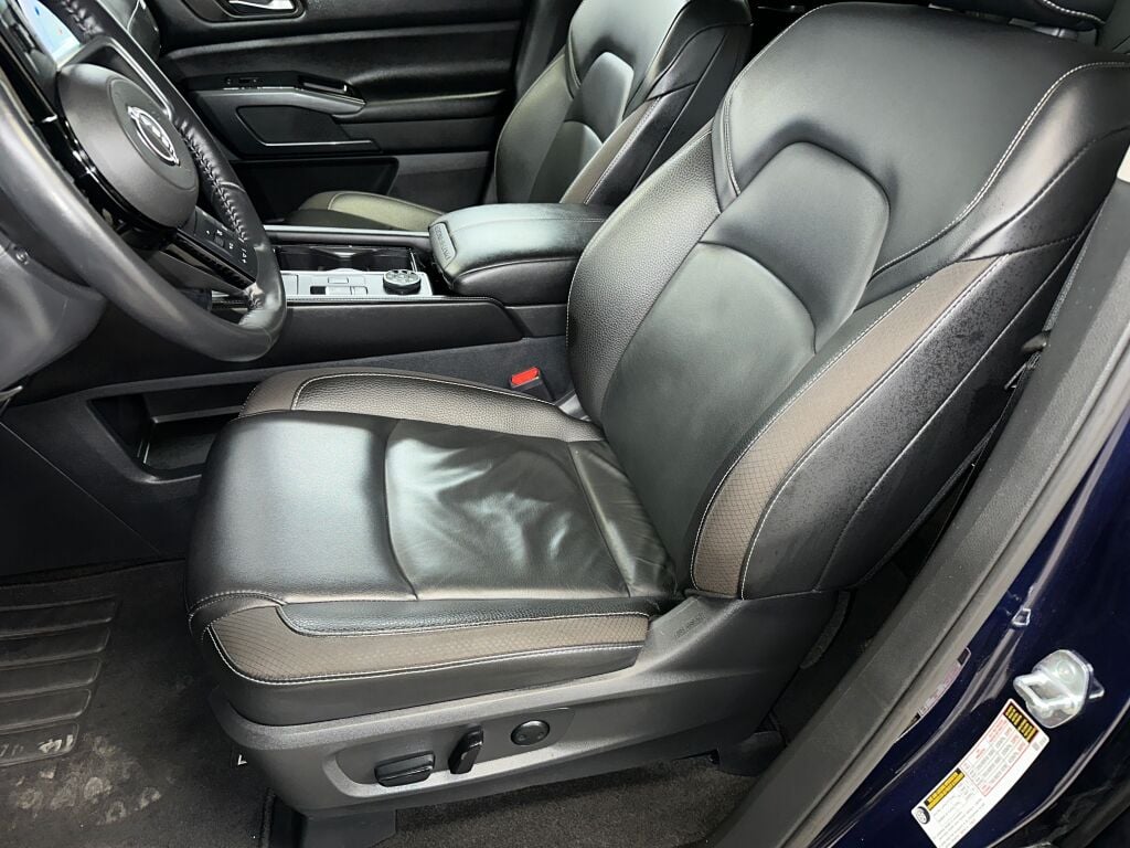 2023 Nissan Pathfinder SL photo 2