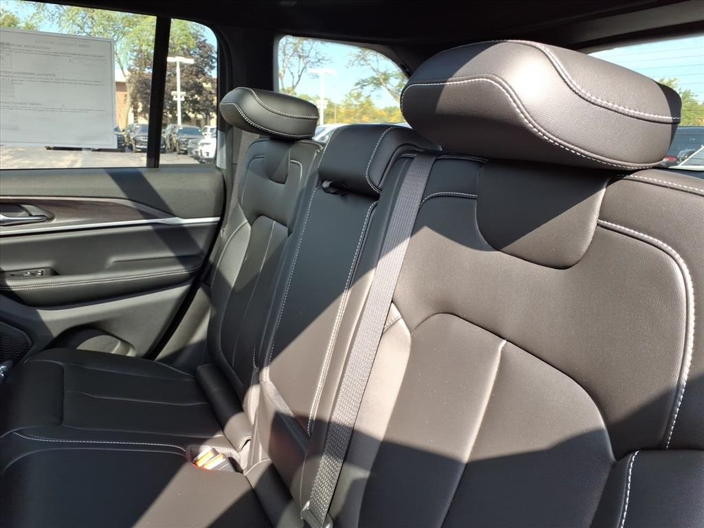 2025 Jeep Grand Cherokee Limited photo 6