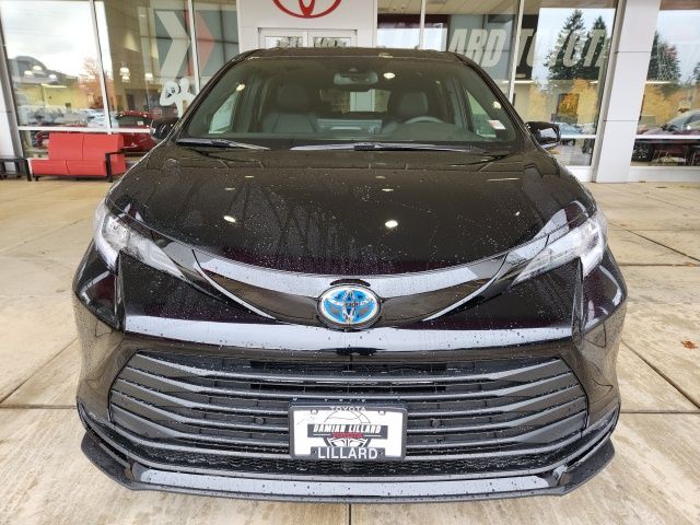 2025 Toyota Sienna Woodland Edition photo 3