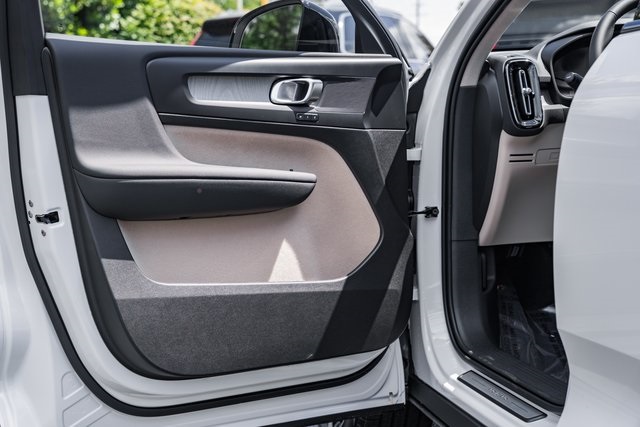 2025 Volvo XC40 Plus photo 29