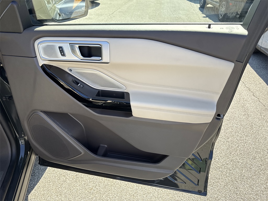 2025 Ford Explorer ST-Line photo 29