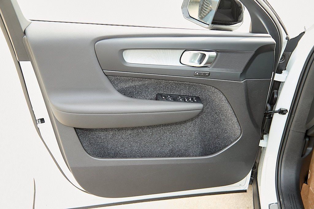 2026 VOLVO XC40 - Image 9