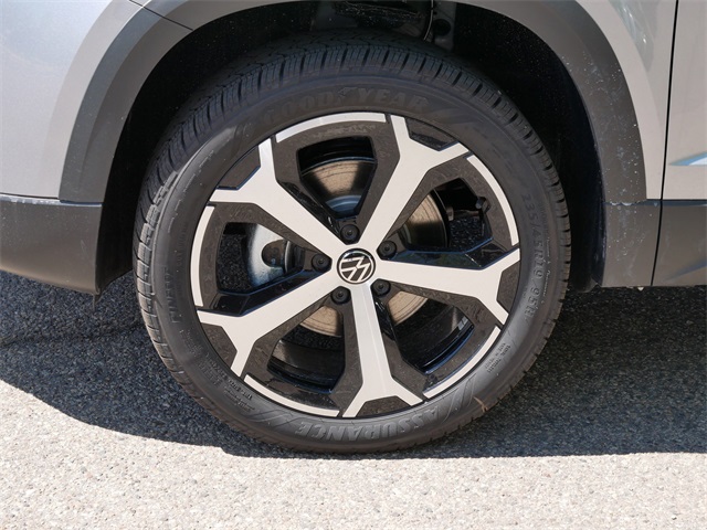 2025 Volkswagen Taos SEL photo 5