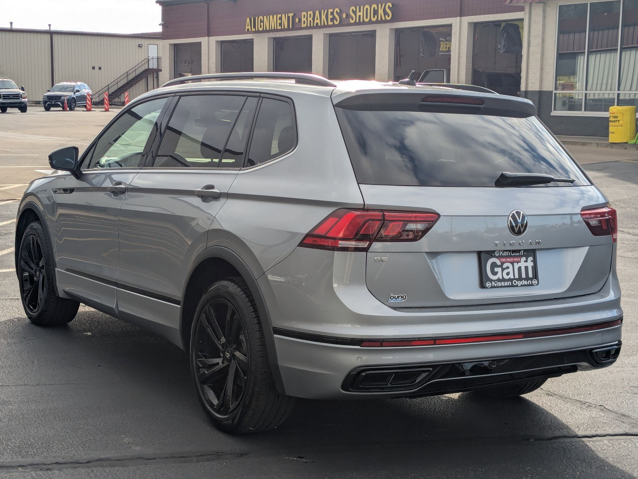 2023 Volkswagen Tiguan SE R-Line Black photo 3