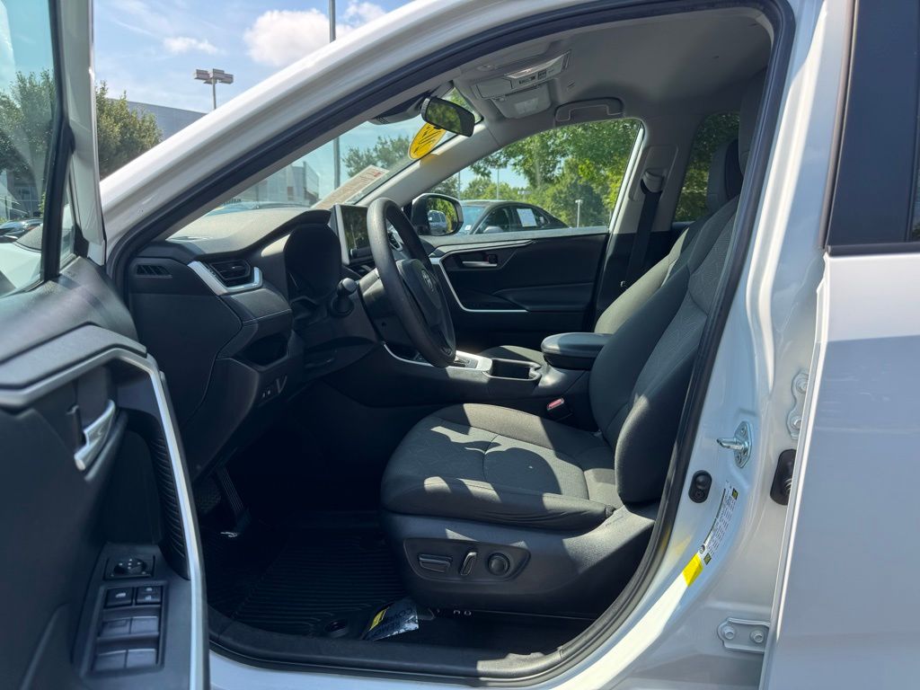 2023 Toyota RAV4 XLE photo 21