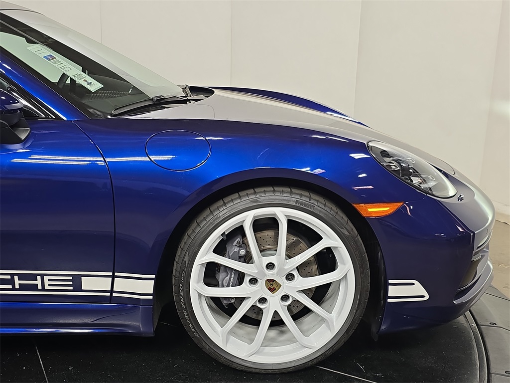 2024 Porsche Cayman photo 11