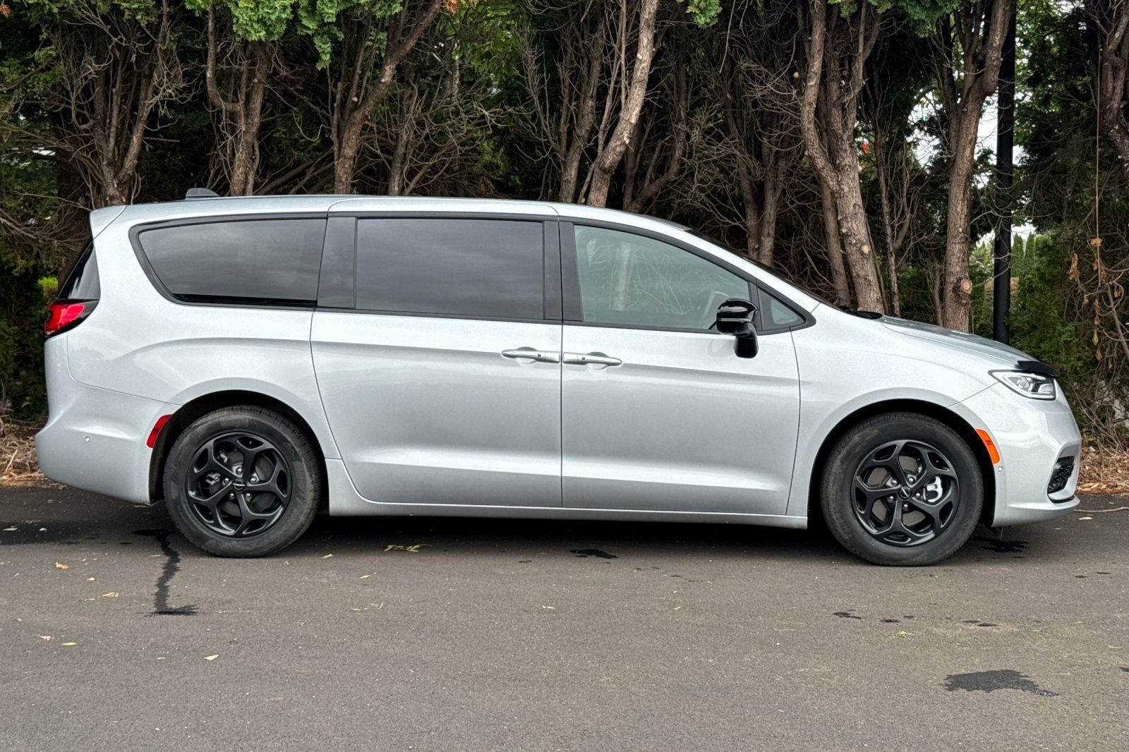 2023 Chrysler Pacifica Hybrid Limited photo 3