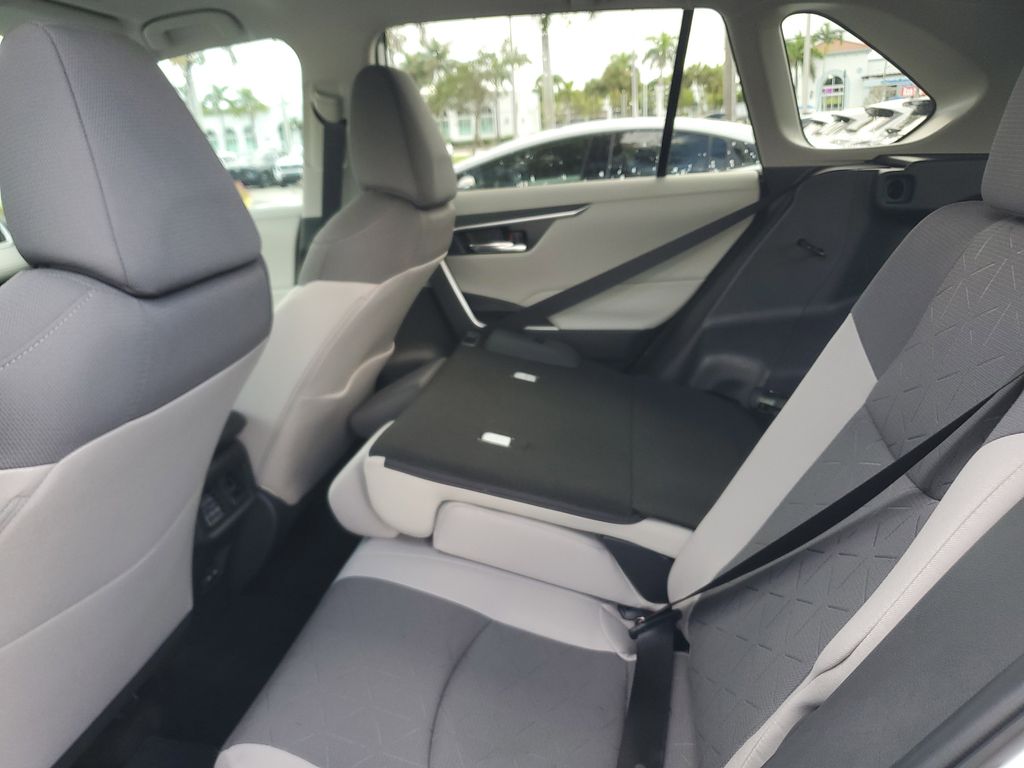 2025 Toyota RAV4 Hybrid XLE photo 16
