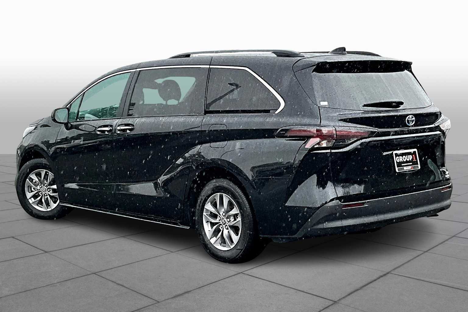 2024 Toyota Sienna XLE photo 11