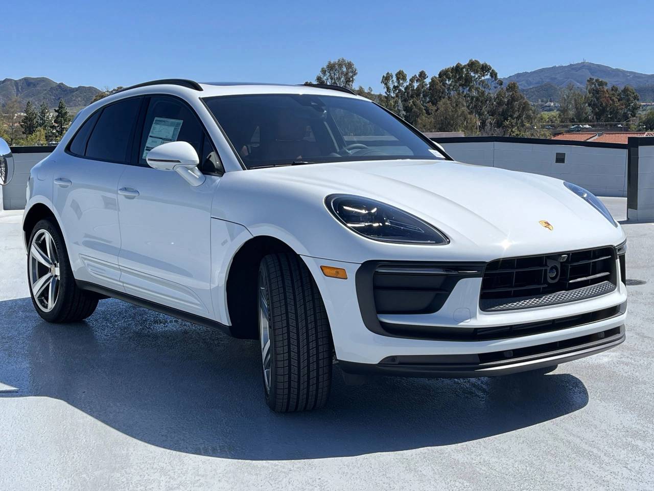 2025 Porsche Macan Base photo 3
