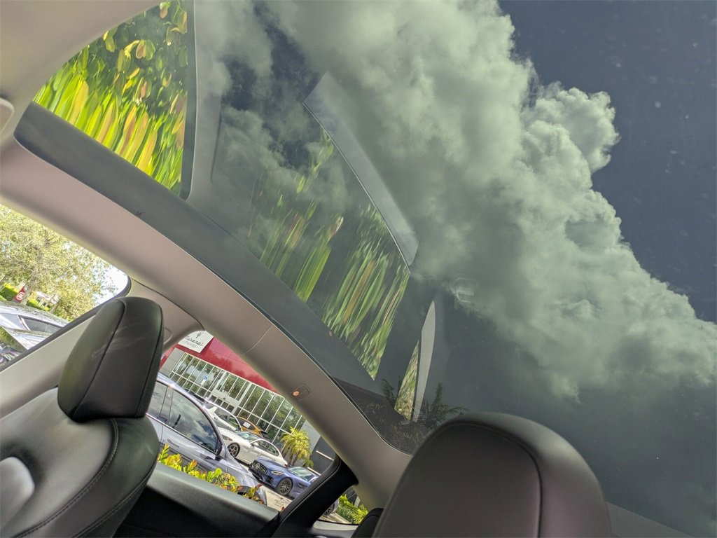 2024 Tesla Model Y Long Range photo 11