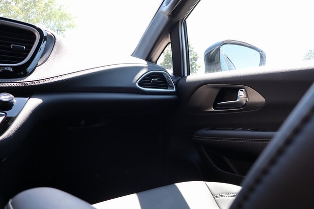 2025 Chrysler Pacifica photo 43