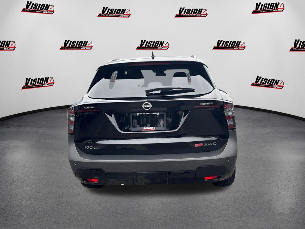 2025 Nissan Kicks SR photo 4