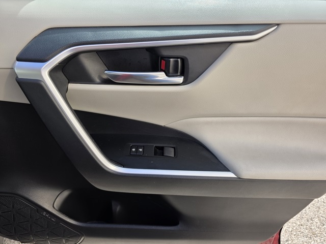 2021 Toyota RAV4 XLE photo 12
