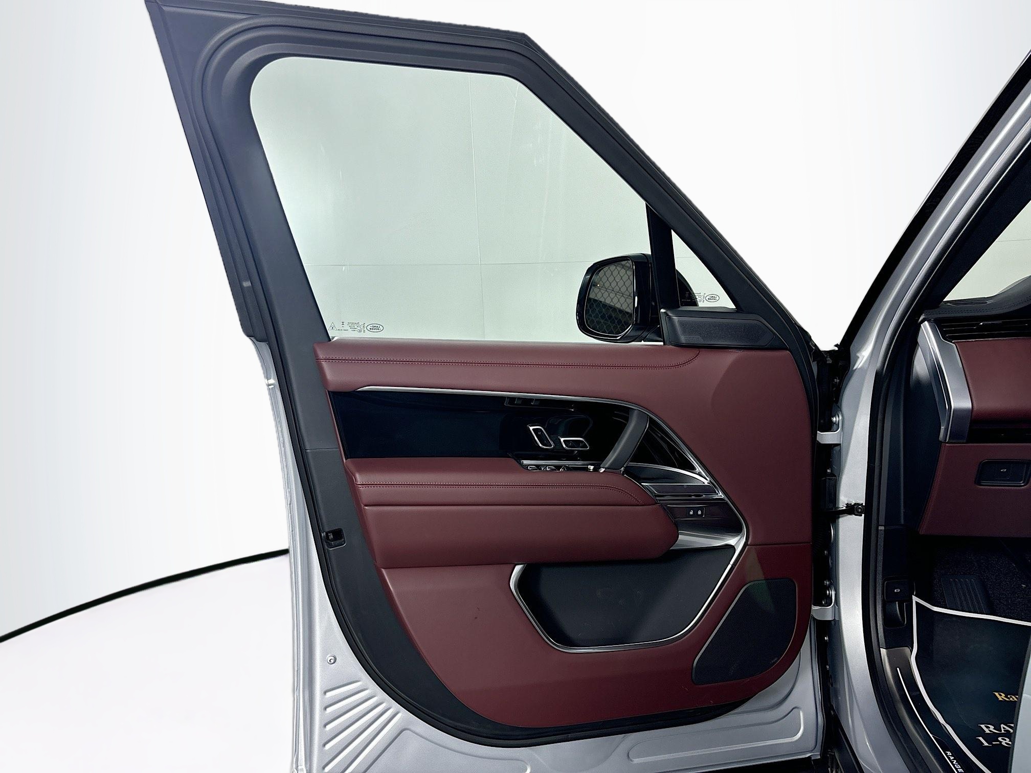 2025 Land Rover Range Rover SE photo 9