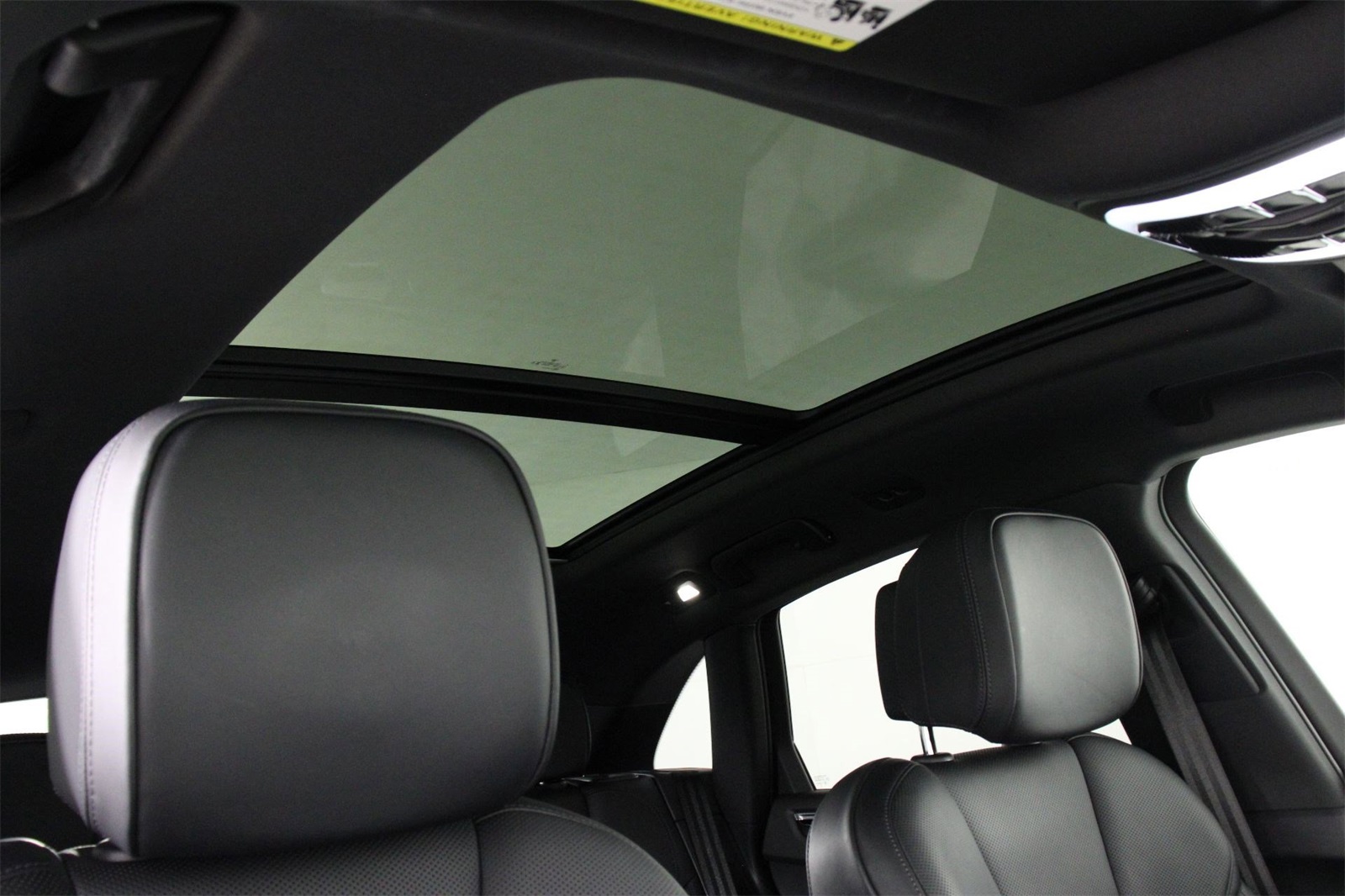 2025 Porsche Macan photo 25