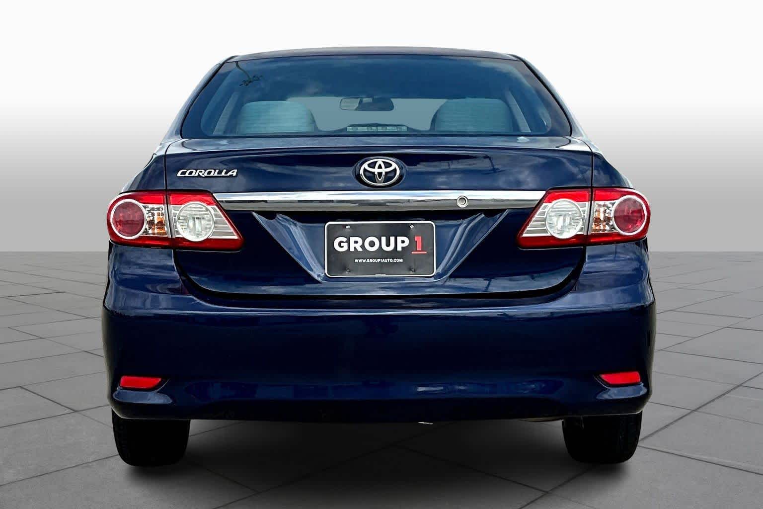 2013 Toyota Corolla LE photo 2