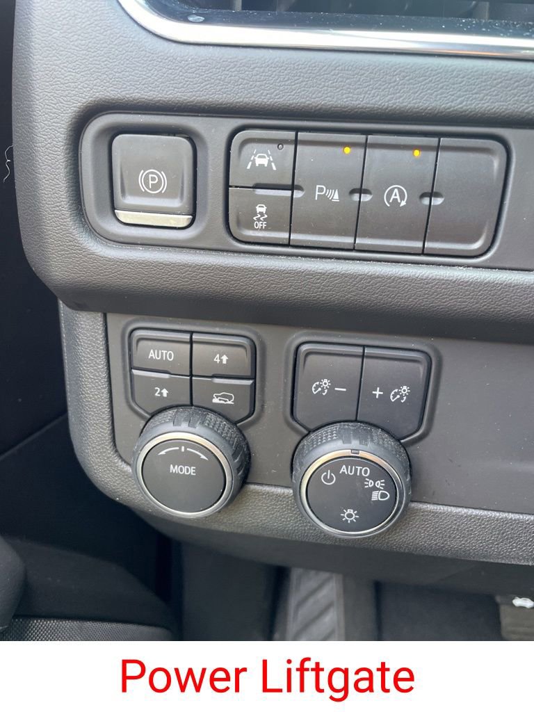 2023 Chevrolet Suburban LT photo 6