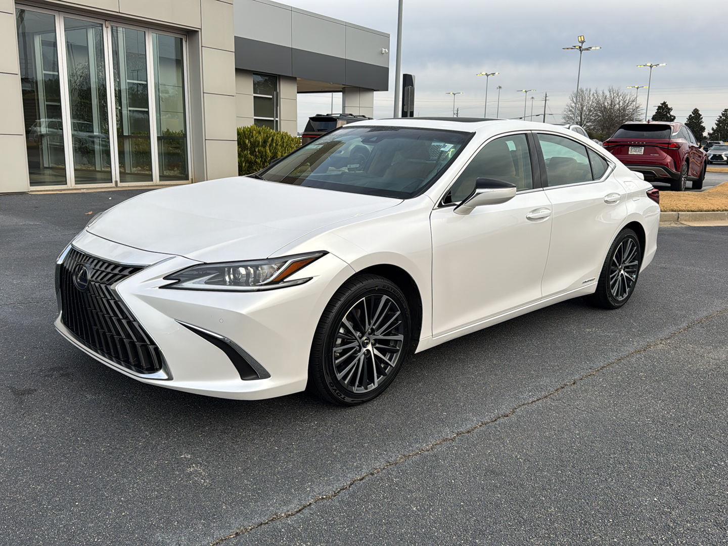 2022 Lexus ES Hybrid 300h's photo