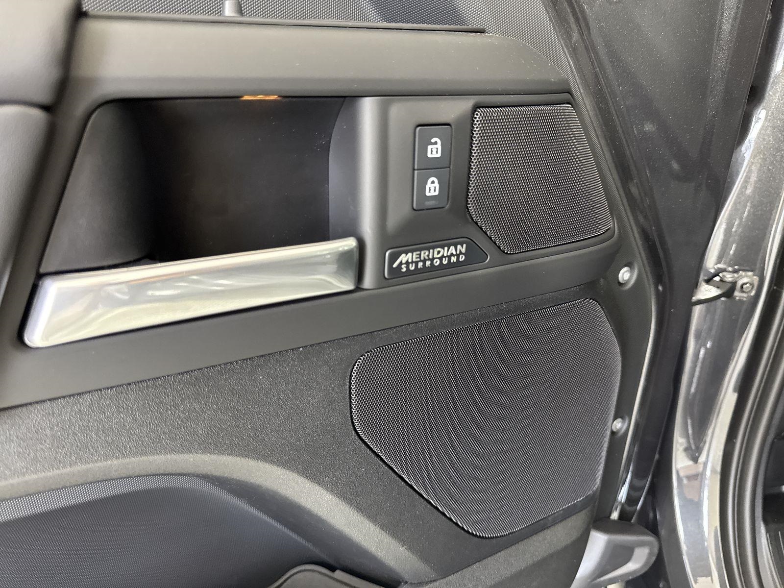 2025 Land Rover Defender 130 X-Dynamic SE photo 21