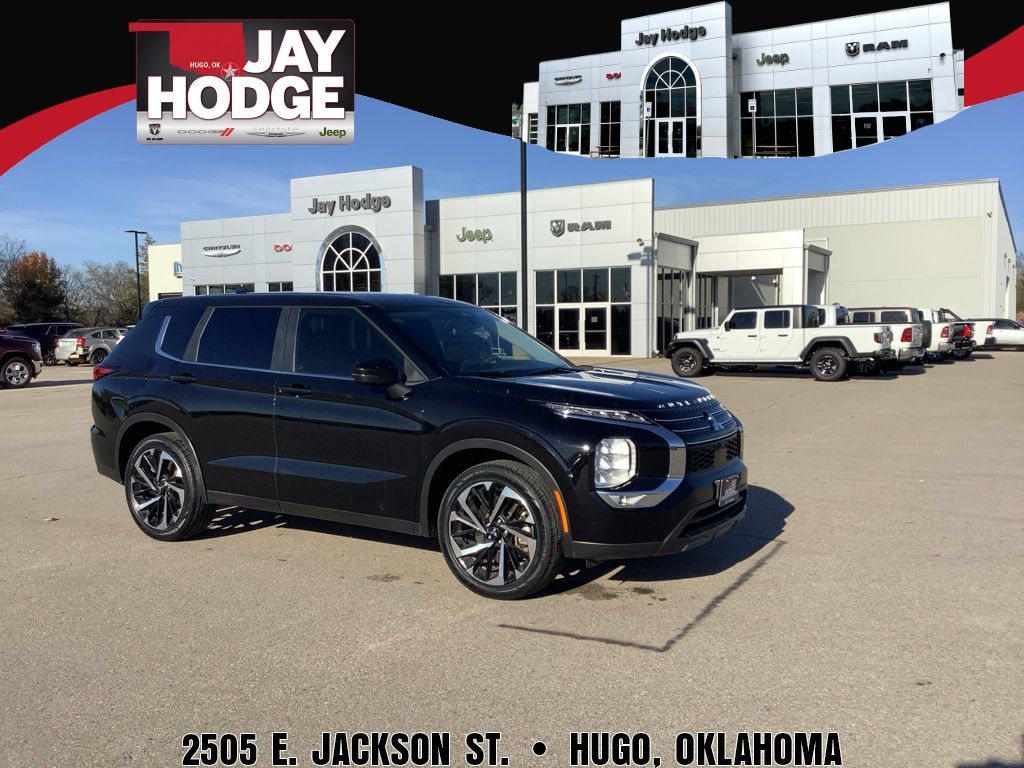 2022 Mitsubishi Outlander ES's photo